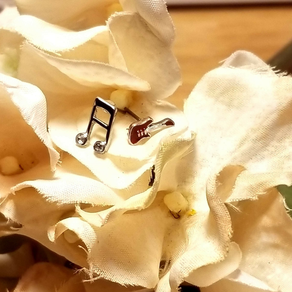 Music guitar earrings bundle - Picture 5 of 10